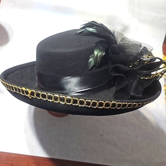 Women\'s Unique Kentucky Derby and Church Hat ?